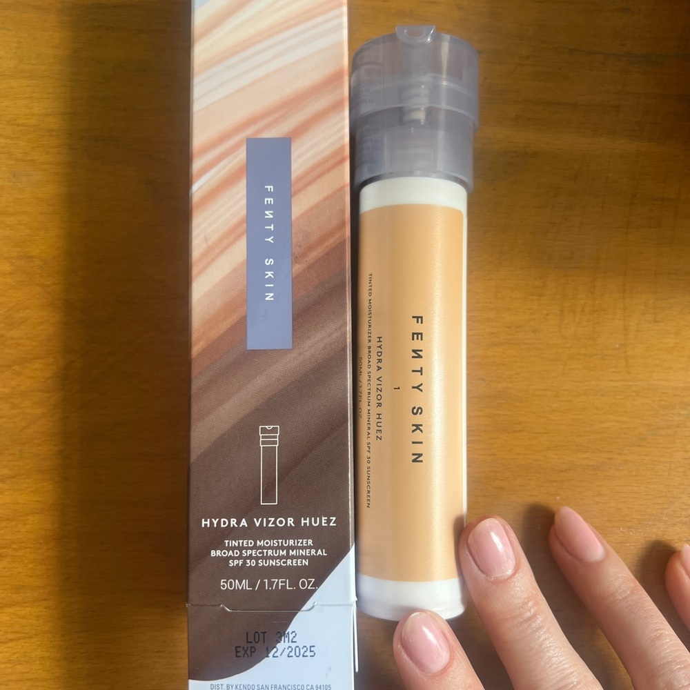 Fenty Beauty Hydra Vizor Huez Tinted Moisturizer - Cream tint color 1